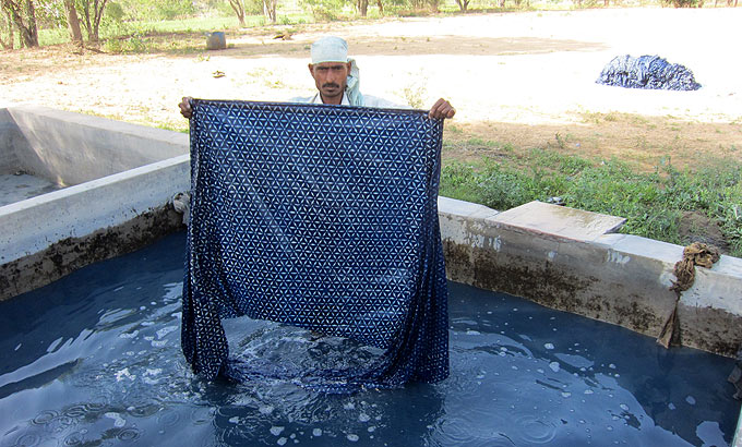 インド藍を使った泥染め布の村に行って来ました！   インド大好き