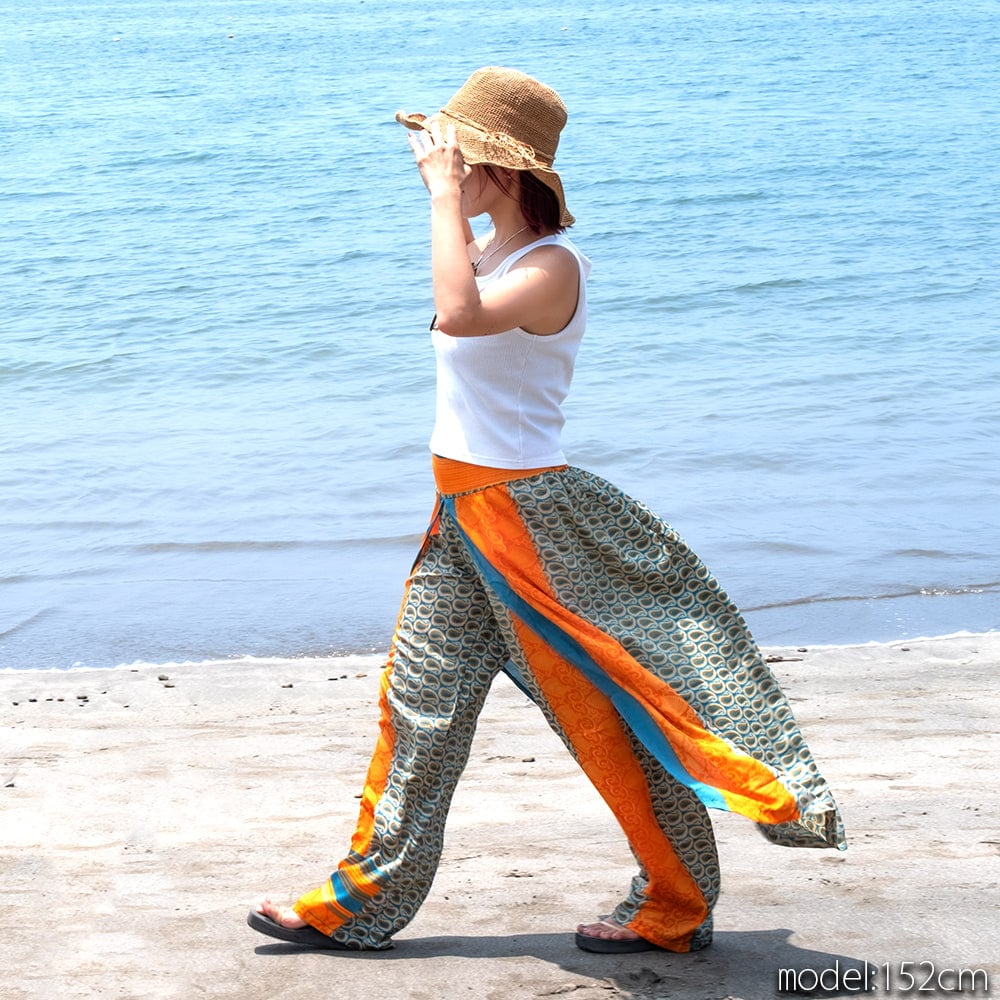 優雅なシルエットだけど動きやすい アンティークサリーのラップスカートパンツ2枚目の説明写真です