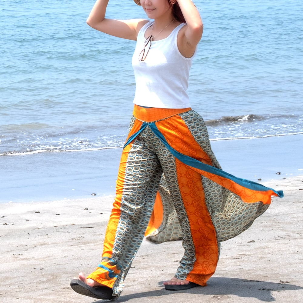 優雅なシルエットだけど動きやすい アンティークサリーのラップスカートパンツ3枚目の説明写真です