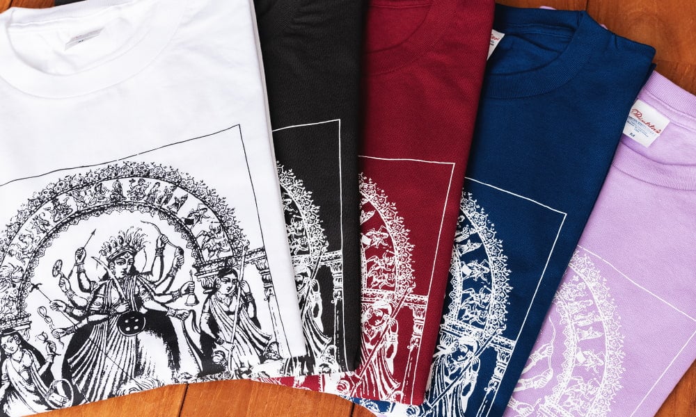シュリ・シュリ・ドゥルガー アンティーク調 勇敢な女神ドゥルガーとドゥルガーファミリー Tシャツ 5.6oz生地 綿 コットン100%5枚目の説明写真です