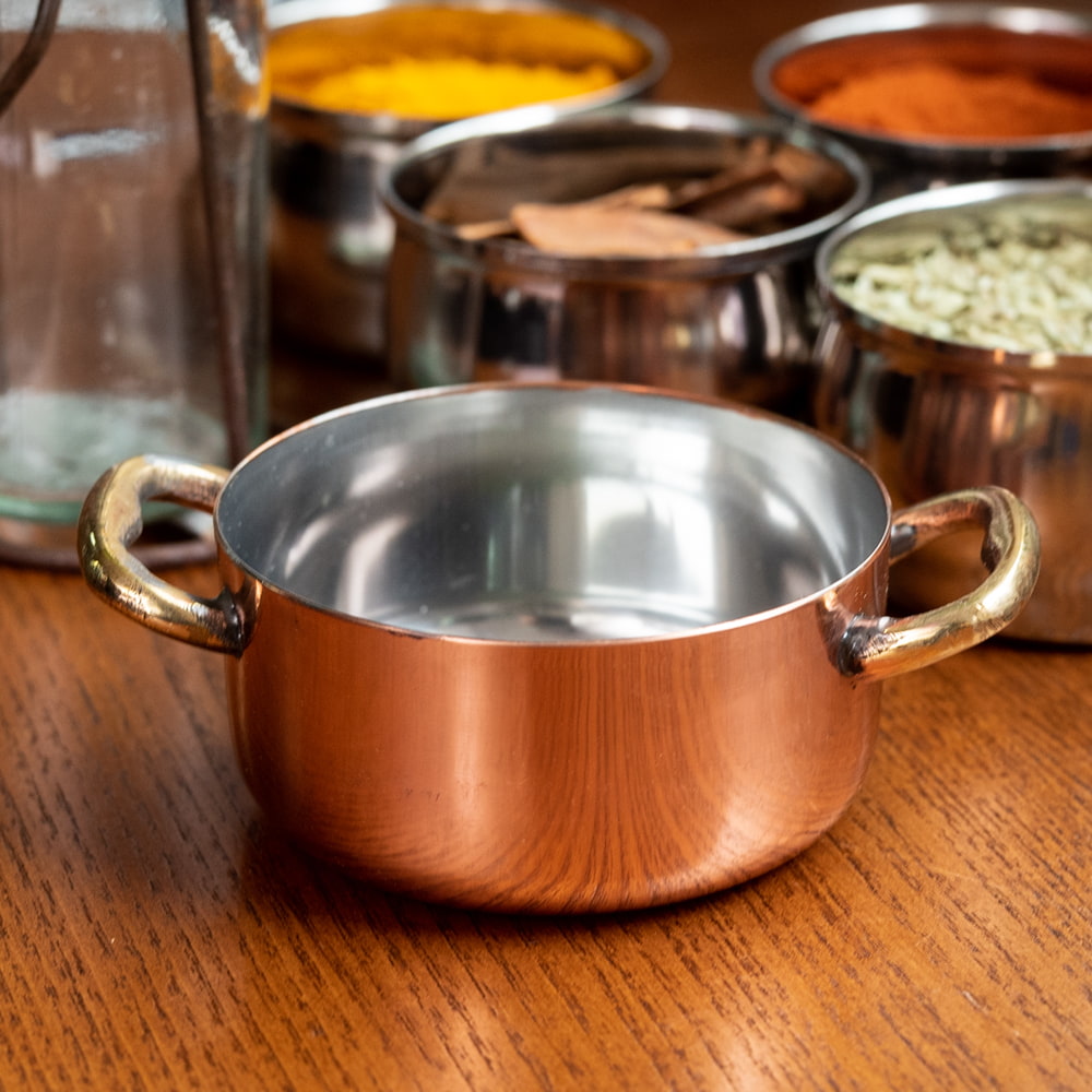 取っ手付き　銅コーティングのロイヤルカレー小皿〔約7.8cm〕小さな両手鍋　インドの鍋1枚目の説明写真です