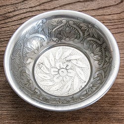 ムスリム職人の手仕事が息づく 薄彫り アルミボウル 薄小皿 直径：約12cm