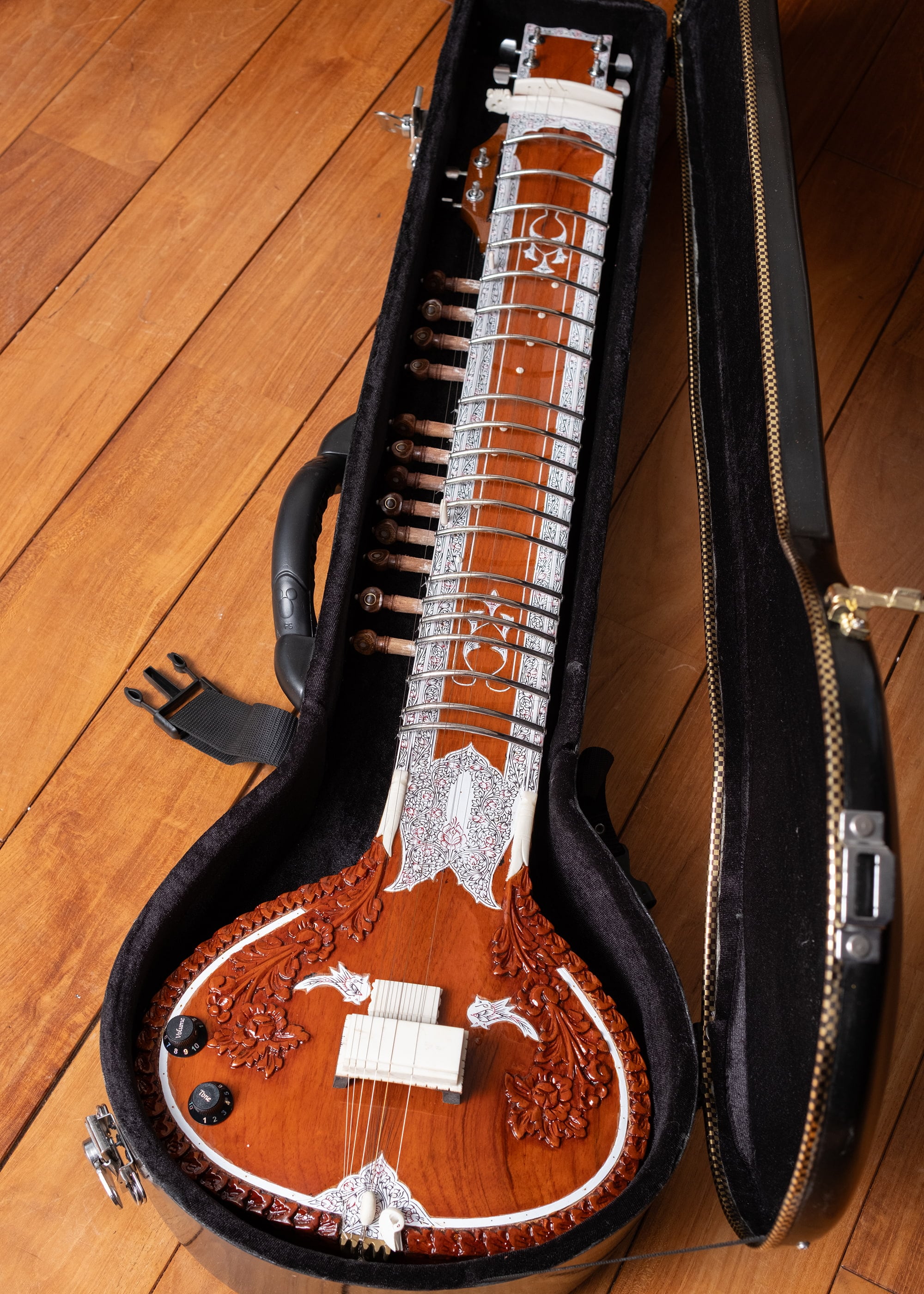 【Kartar Music House社製】エレクトリックシタールセット（グラスファイバーケース）1枚目の説明写真です