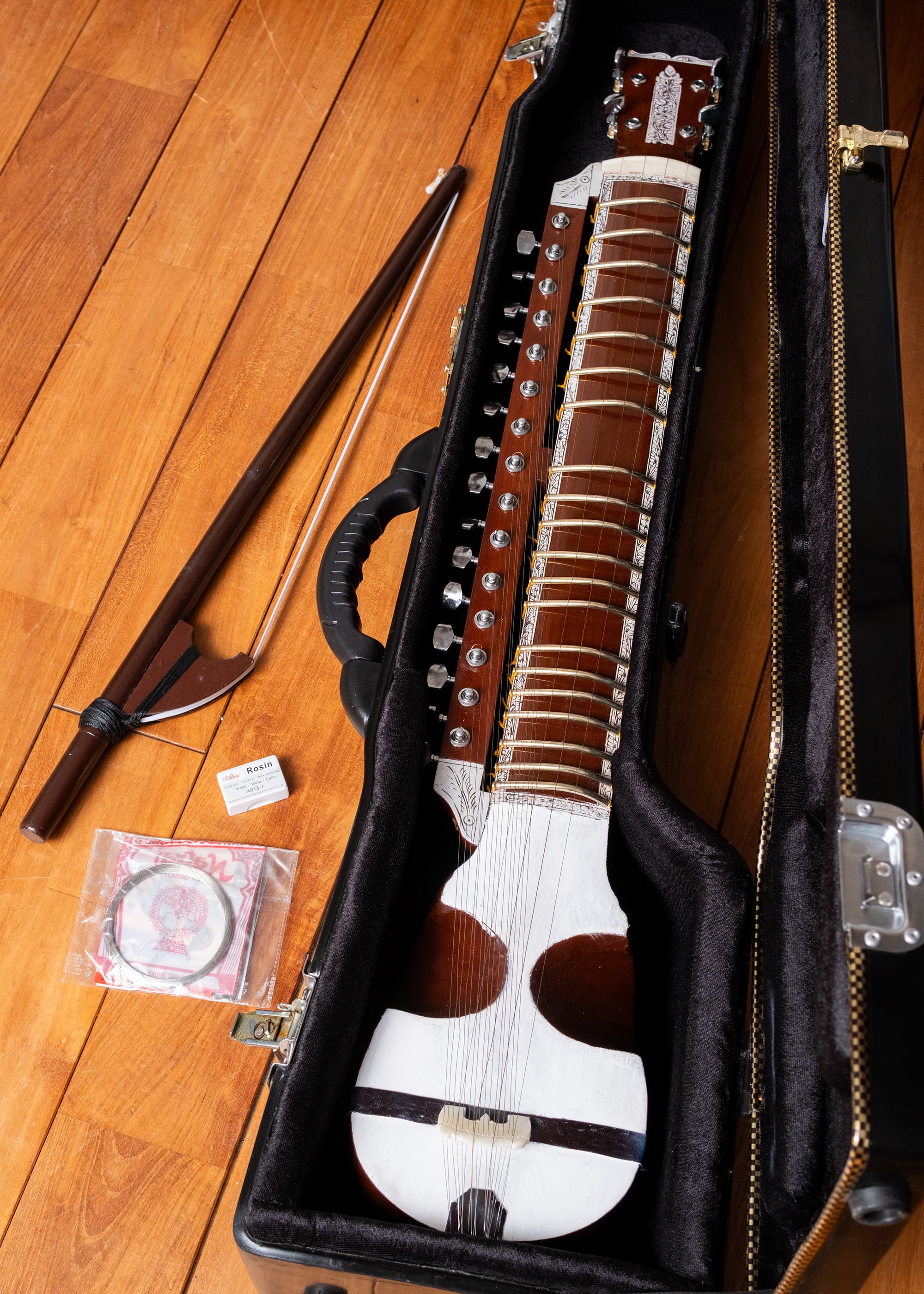 【Kartar Music House社製】エスラジ(esraj)1枚目の説明写真です