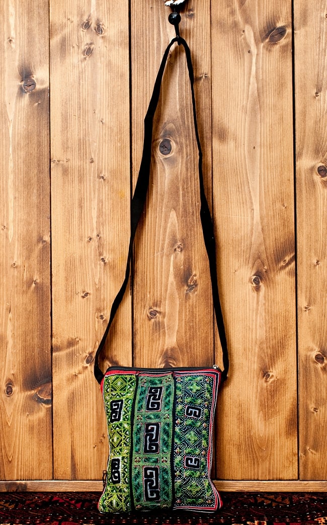 【一点物】モン族刺繍のスクエアショルダーバッグ2-便利なショルダーバッグです\
