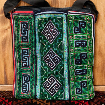 【一点物】モン族刺繍のスクエアショルダーバッグの個別写真