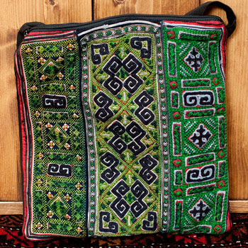 【一点物】モン族刺繍のスクエアショルダーバッグの個別写真