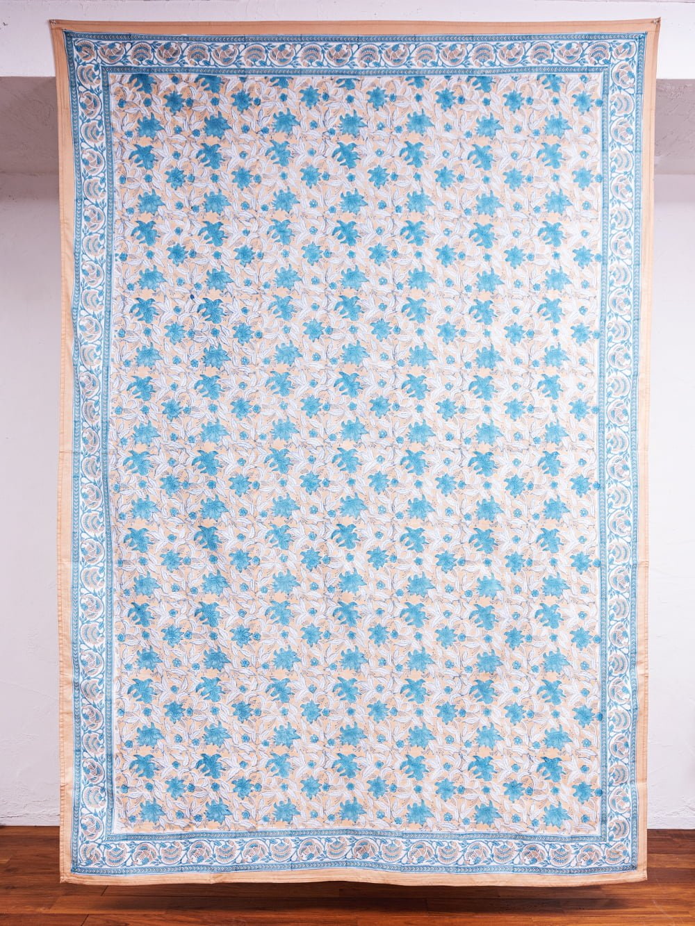 ジャイプル　職人手作り　インド伝統の木版染め更紗マルチクロス〔約225cm×約155cm〕美しい色彩　ボタニカル　テーブルクロス　ベッドカバー　ソファーカバー　パーテーションなどへ1枚目の説明写真です