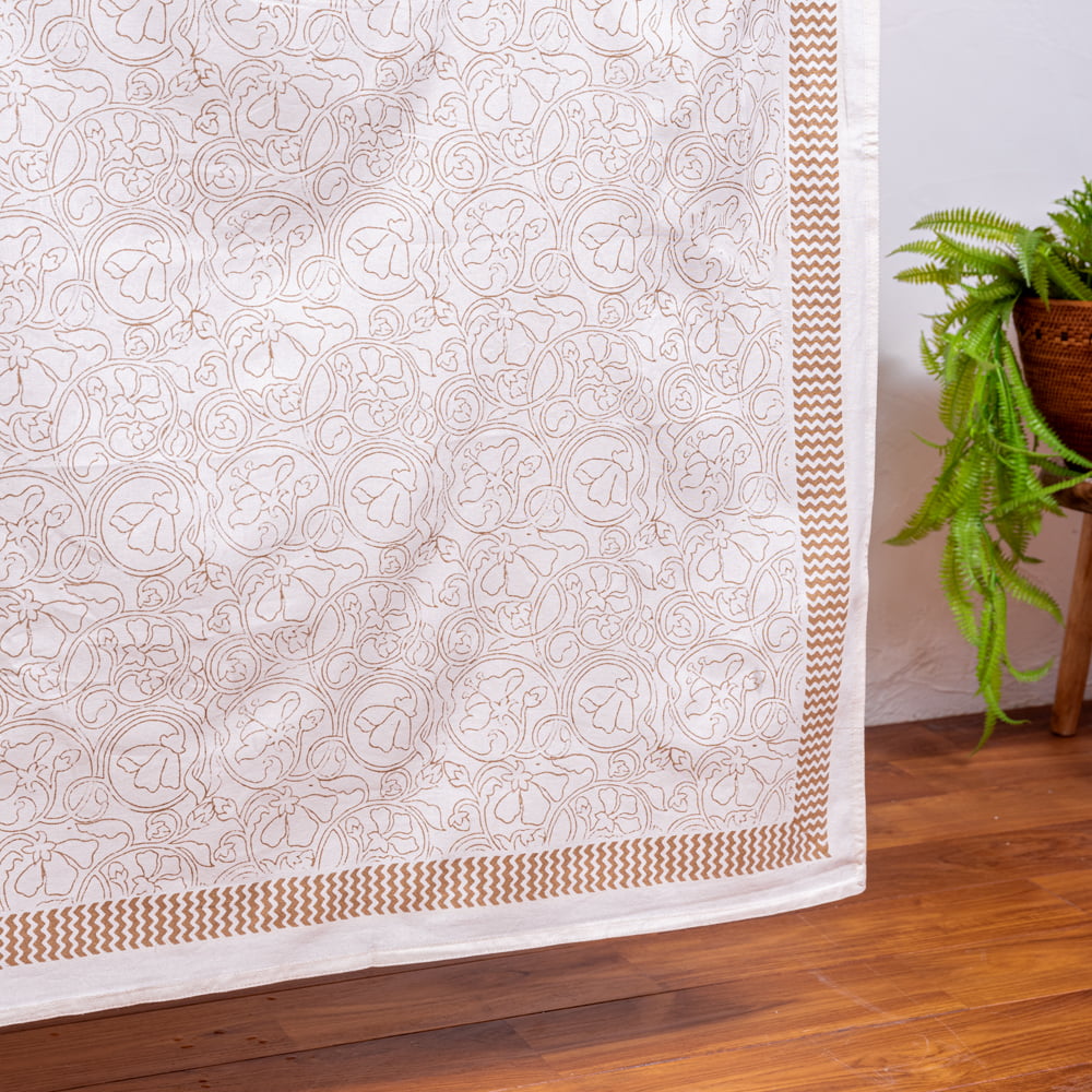 ジャイプル職人手作り　白生地×ゴールドプリントのボタニカルデザイン　インド伝統の木版染め更紗マルチクロス〔225cm×155cm〕ベッドカバーやソファーカバー　パーテーションなどへ1枚目の説明写真です