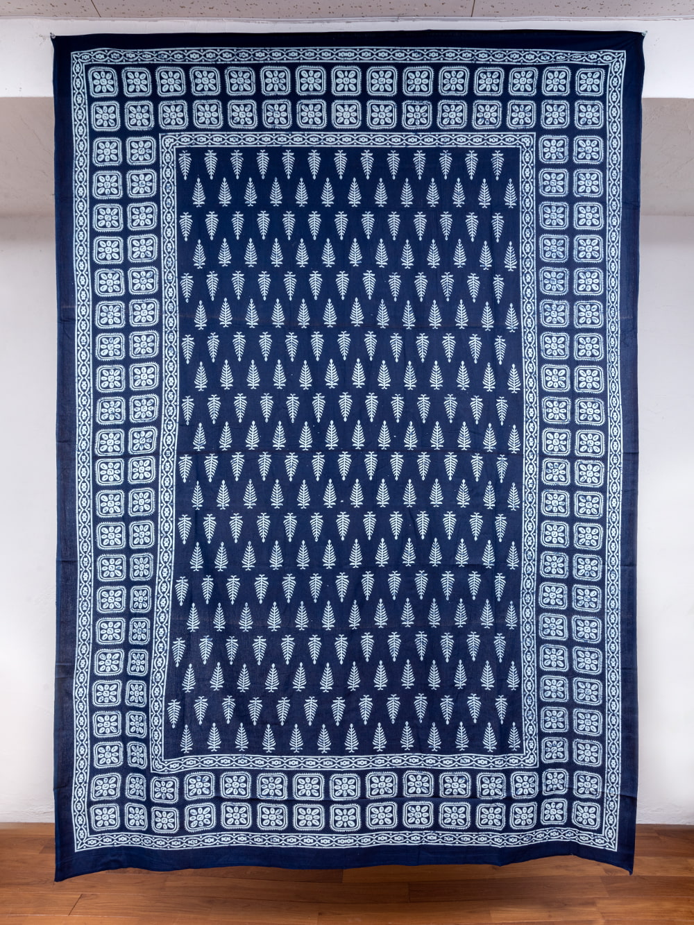 マルチクロス - ろうけつ染め風 葉模様〔140cm×215〕大きな布1枚目の説明写真です