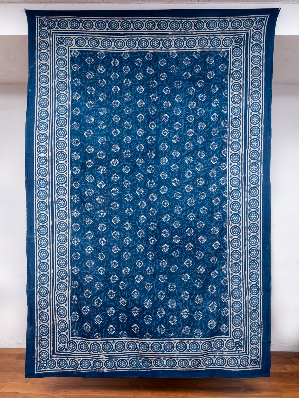 マルチクロス - 藍染め　更紗模様〔147cm×225〕大きな布1枚目の説明写真です