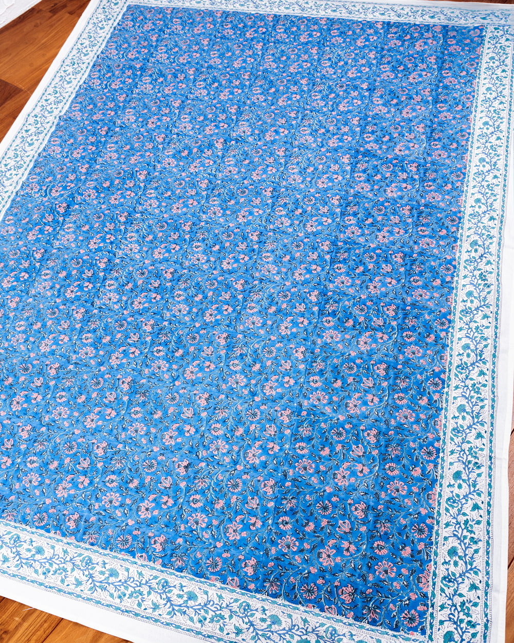 ジャイプル　職人手作り　インド伝統の木版染め更紗マルチクロス〔約225cm×約152cm〕美しい色彩　ボタニカル　テーブルクロス　ベッドカバー　ソファーカバー　パーテーションなどへ1枚目の説明写真です