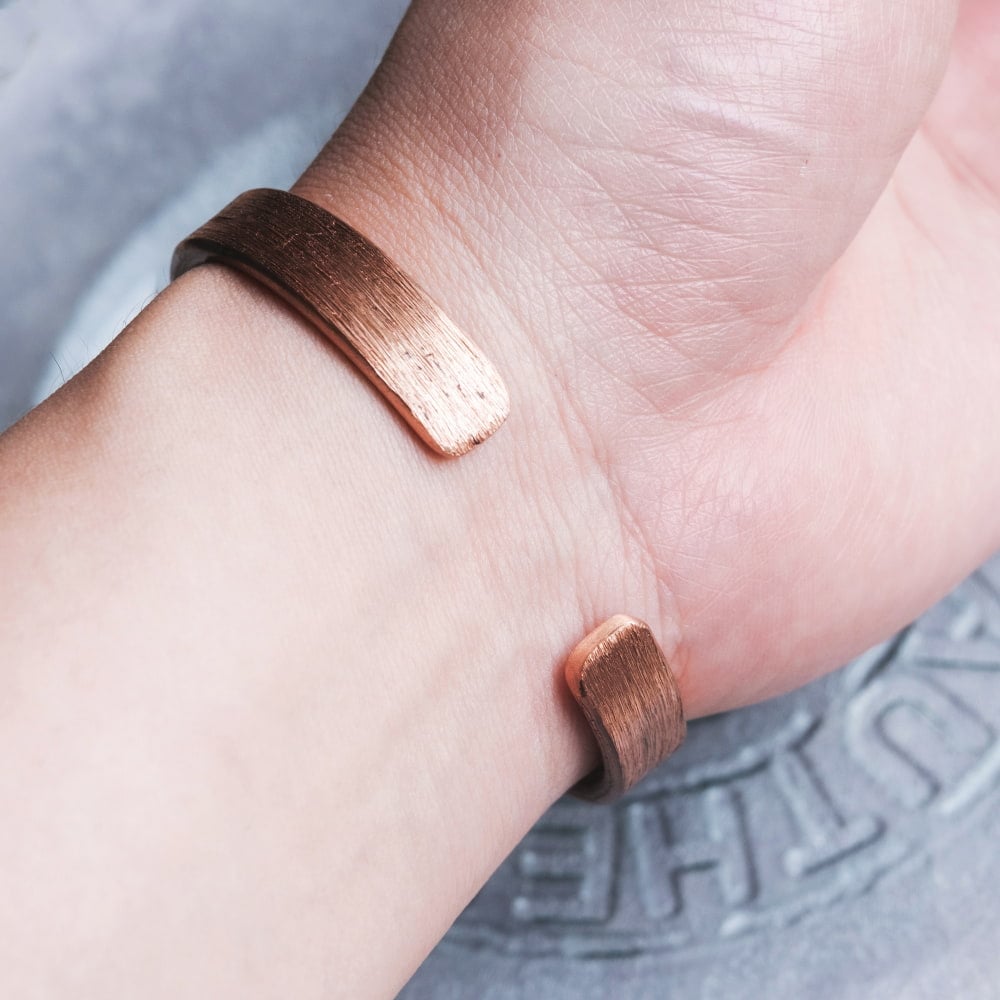 インドの純銅製バングル 美しいヘアライン調プレーンデザイン　マグネット6個内蔵　アーユルヴェーダやプージャで親しまれる銅　ユニセックスデザイン2枚目の説明写真です