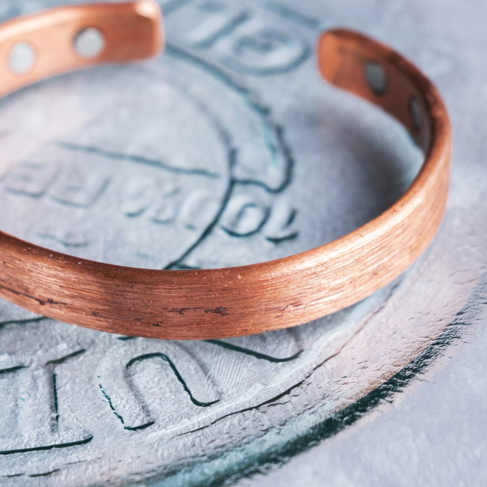 インドの純銅製バングル 美しいヘアライン調プレーンデザイン　マグネット6個内蔵　アーユルヴェーダやプージャで親しまれる銅　ユニセックスデザイン4枚目の説明写真です