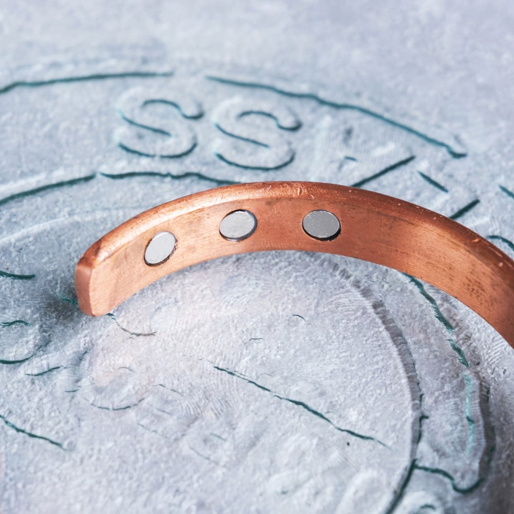 インドの純銅製バングル 美しいヘアライン調プレーンデザイン　マグネット6個内蔵　アーユルヴェーダやプージャで親しまれる銅　ユニセックスデザイン5枚目の説明写真です