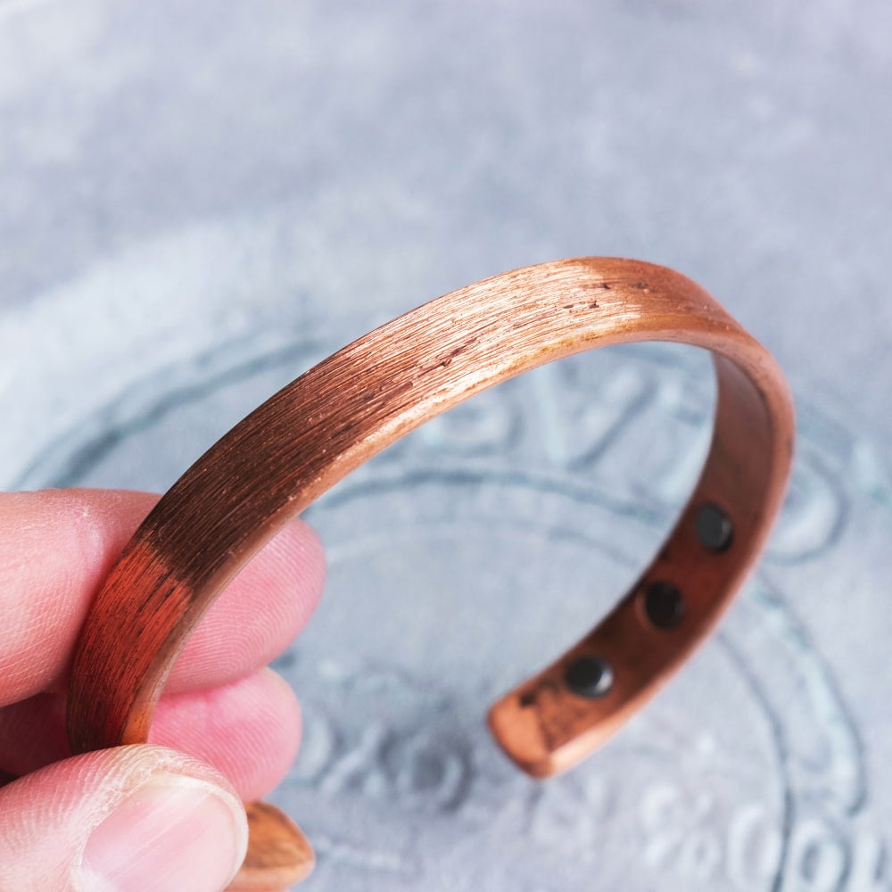 インドの純銅製バングル 美しいヘアライン調プレーンデザイン　マグネット6個内蔵　アーユルヴェーダやプージャで親しまれる銅　ユニセックスデザイン6枚目の説明写真です