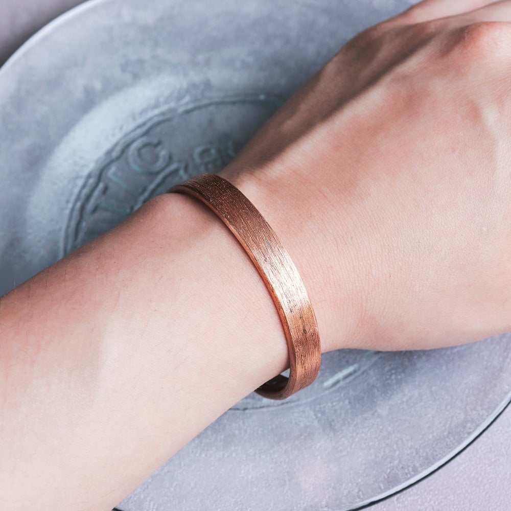 インドの純銅製バングル 美しいヘアライン調プレーンデザイン　マグネット6個内蔵　アーユルヴェーダやプージャで親しまれる銅　ユニセックスデザイン1枚目の説明写真です