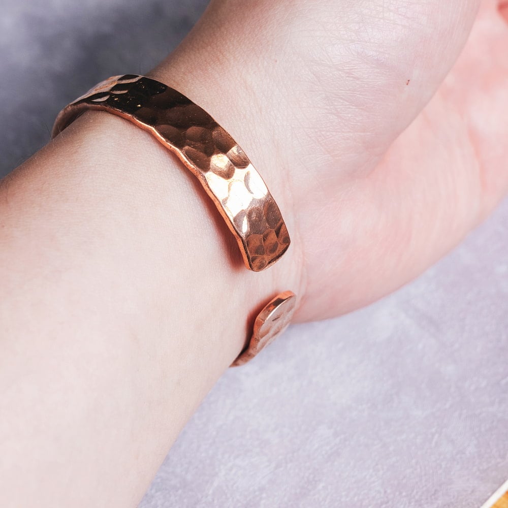 インドの純銅製バングル 美しい槌目調デザイン　マグネット6個内蔵 アーユルヴェーダやプージャで親しまれる銅　ユニセックスデザイン2枚目の説明写真です