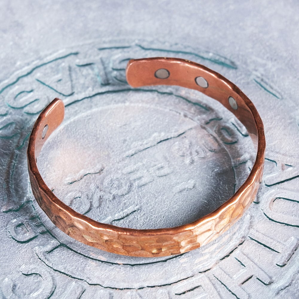 インドの純銅製バングル 美しい槌目調デザイン　マグネット6個内蔵 アーユルヴェーダやプージャで親しまれる銅　ユニセックスデザイン3枚目の説明写真です