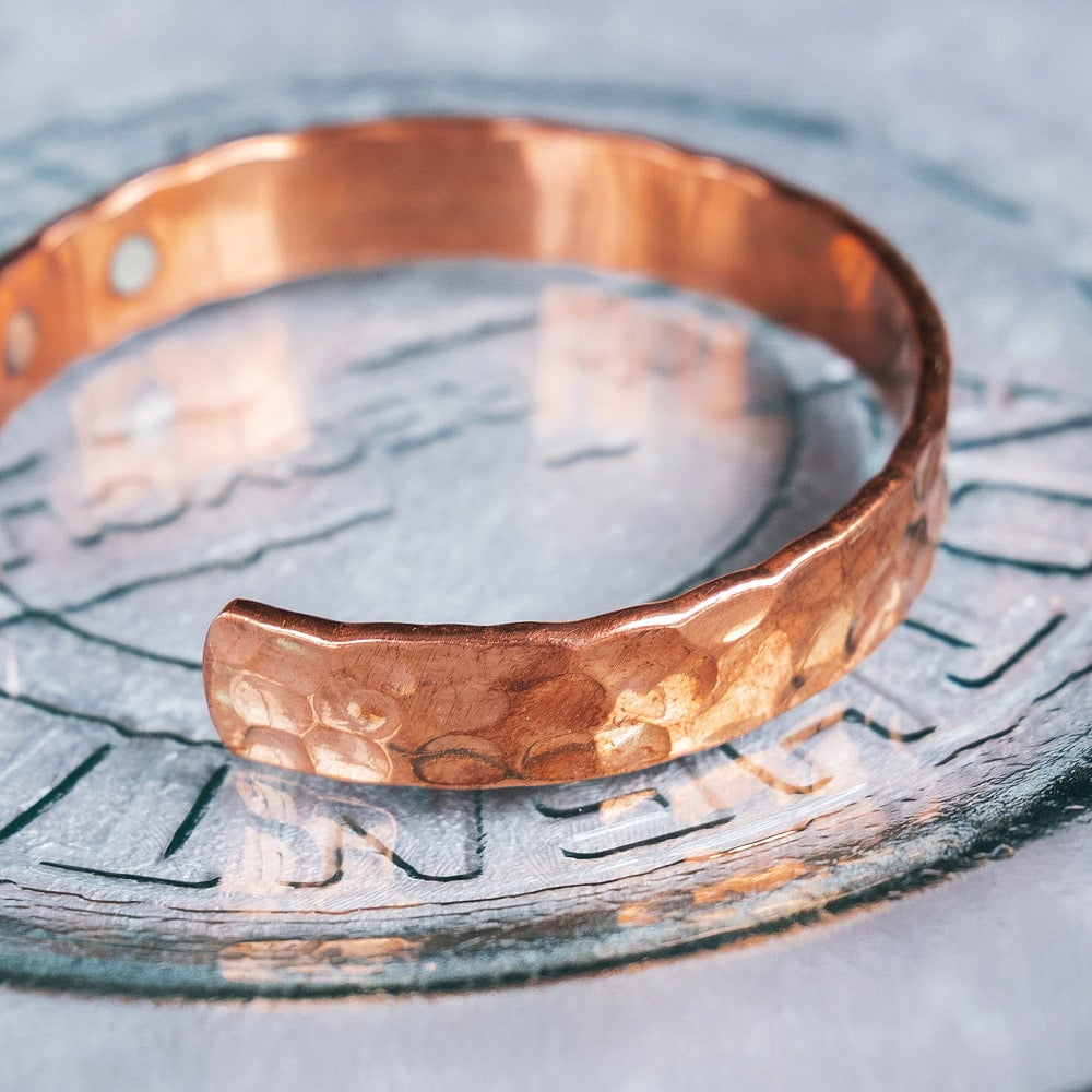 インドの純銅製バングル 美しい槌目調デザイン　マグネット6個内蔵 アーユルヴェーダやプージャで親しまれる銅　ユニセックスデザイン4枚目の説明写真です