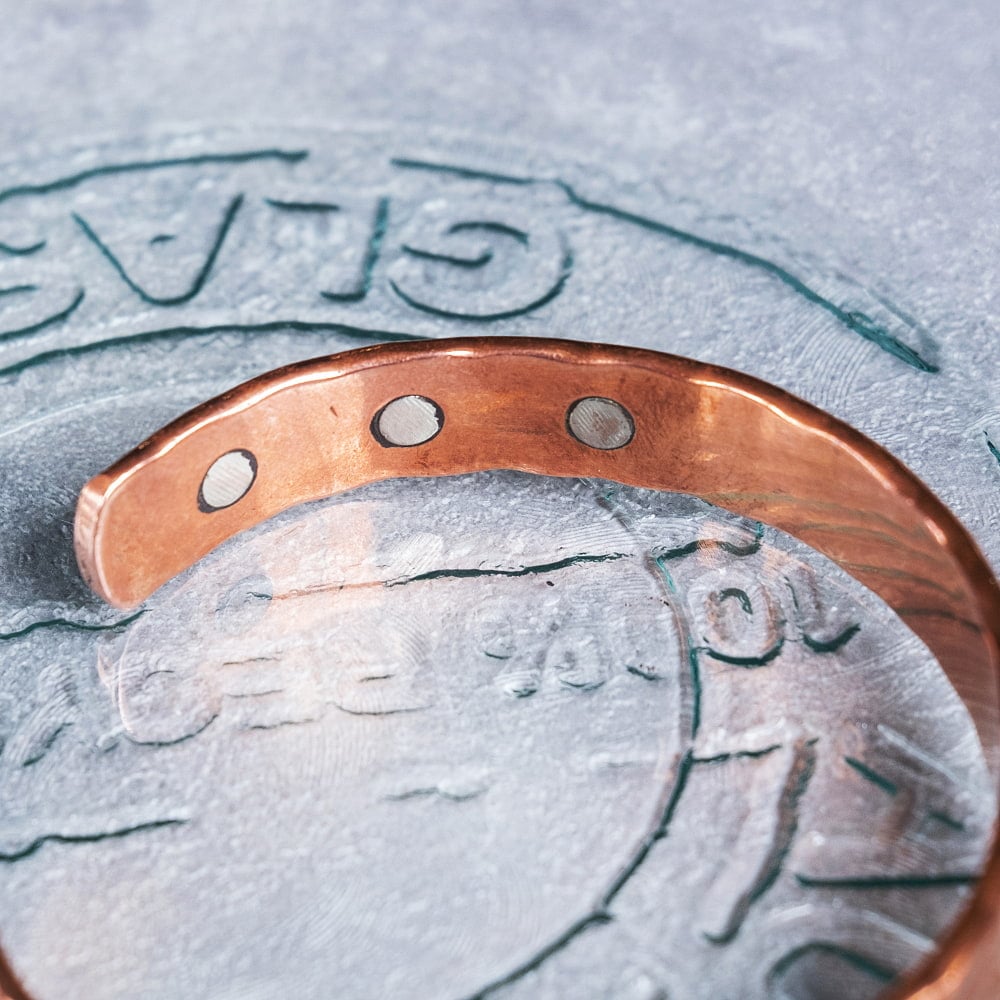 インドの純銅製バングル 美しい槌目調デザイン　マグネット6個内蔵 アーユルヴェーダやプージャで親しまれる銅　ユニセックスデザイン5枚目の説明写真です