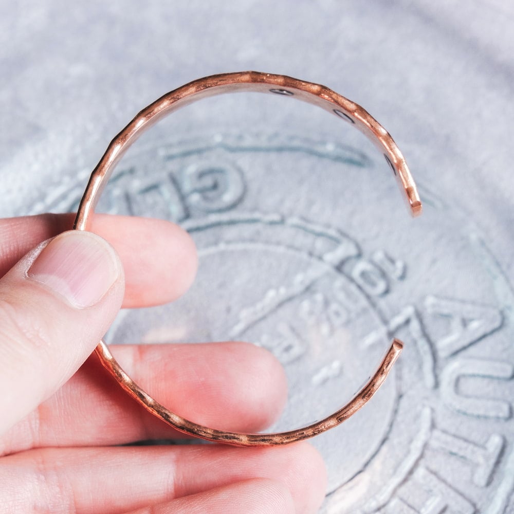 インドの純銅製バングル 美しい槌目調デザイン　マグネット6個内蔵 アーユルヴェーダやプージャで親しまれる銅　ユニセックスデザイン7枚目の説明写真です