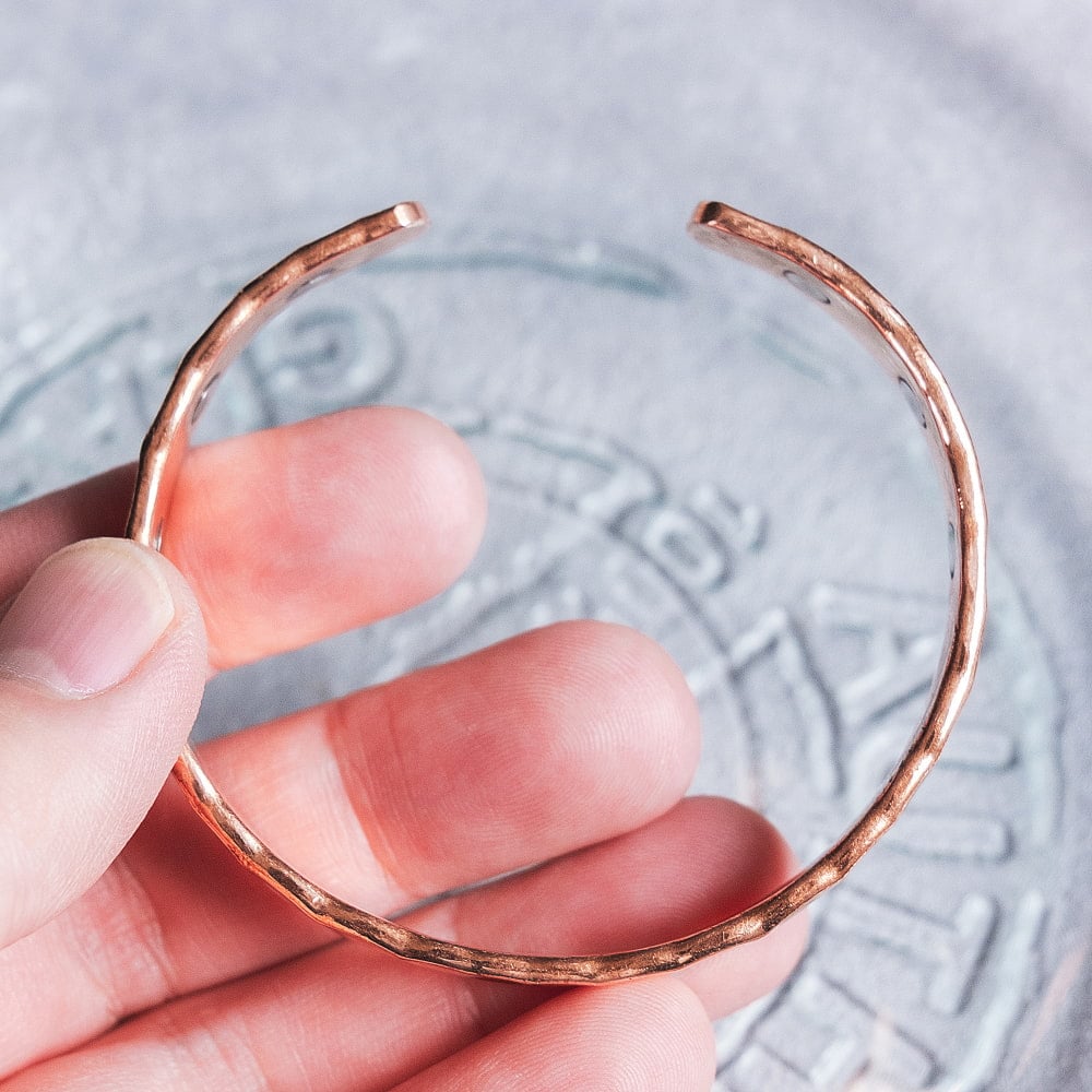 インドの純銅製バングル 美しい槌目調デザイン　マグネット6個内蔵 アーユルヴェーダやプージャで親しまれる銅　ユニセックスデザイン9枚目の説明写真です