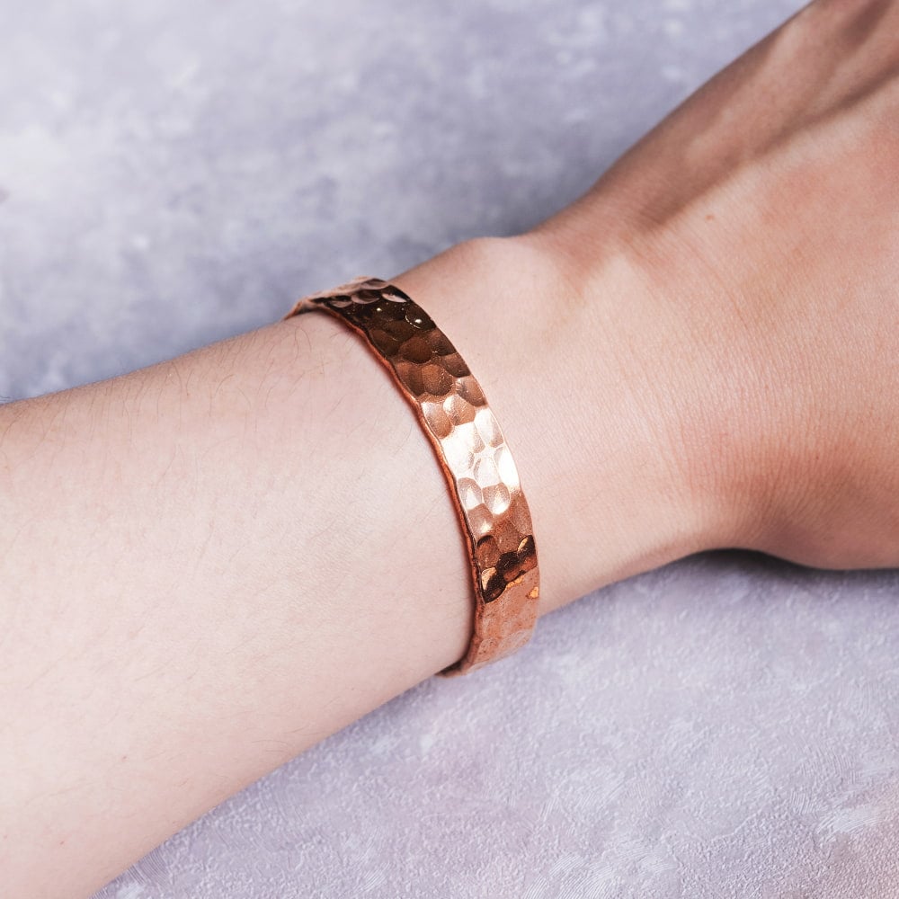 インドの純銅製バングル 美しい槌目調デザイン　マグネット6個内蔵 アーユルヴェーダやプージャで親しまれる銅　ユニセックスデザイン1枚目の説明写真です