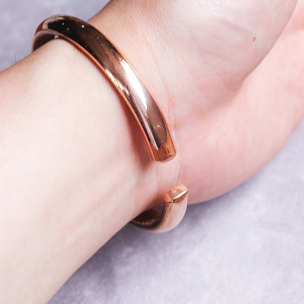 インドの純銅製バングル 丸みのある美しいフォルム　鏡面プレーンデザイン アーユルヴェーダやプージャで親しまれる銅　ユニセックスデザイン2枚目の説明写真です