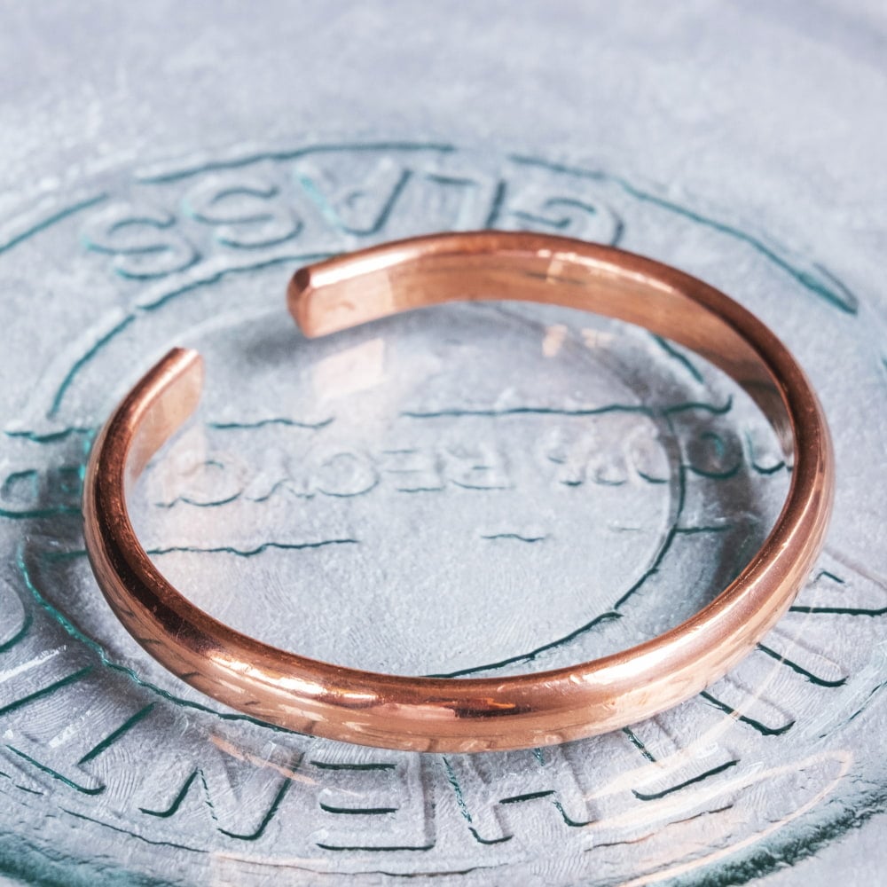 インドの純銅製バングル 丸みのある美しいフォルム　鏡面プレーンデザイン アーユルヴェーダやプージャで親しまれる銅　ユニセックスデザイン3枚目の説明写真です