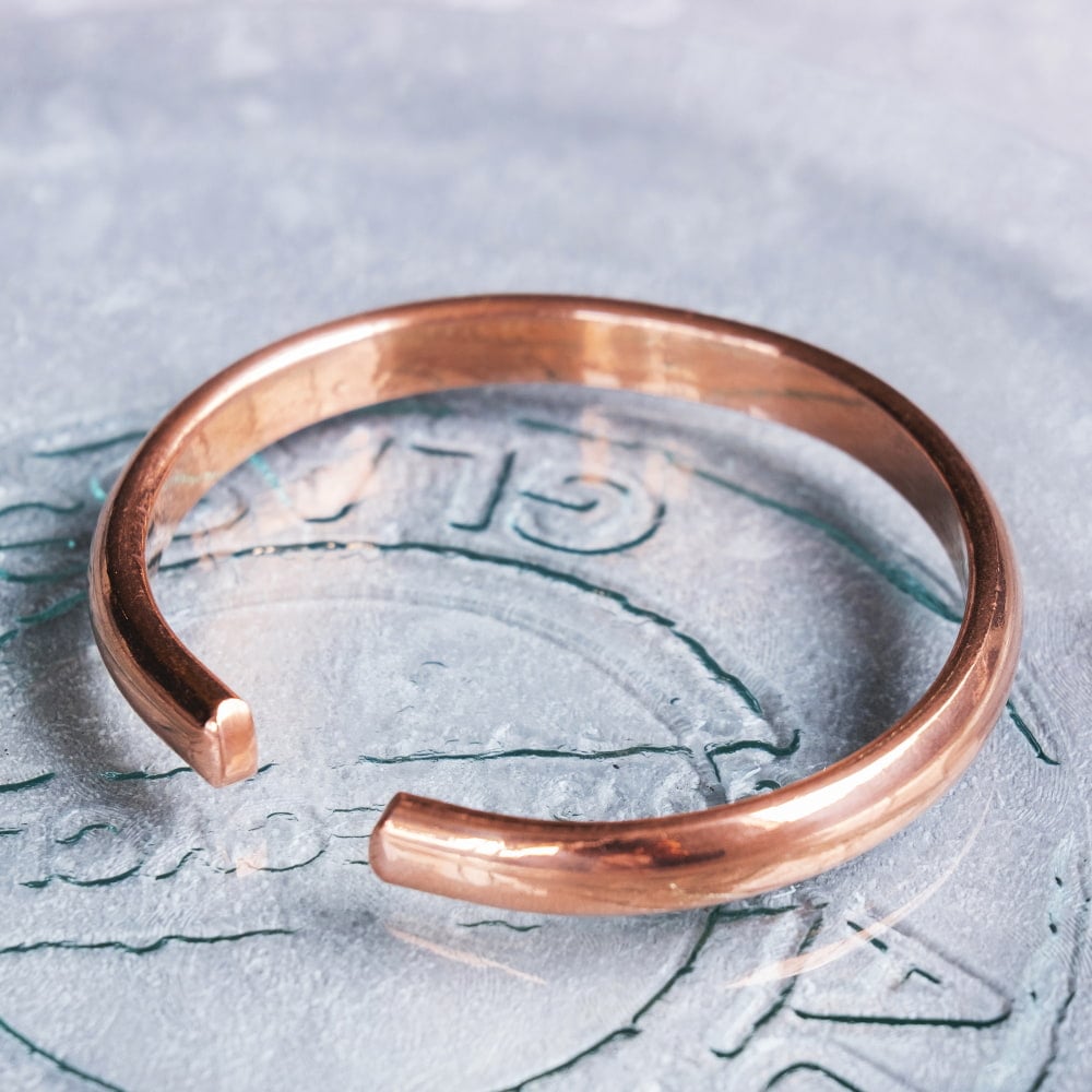 インドの純銅製バングル 丸みのある美しいフォルム　鏡面プレーンデザイン アーユルヴェーダやプージャで親しまれる銅　ユニセックスデザイン4枚目の説明写真です