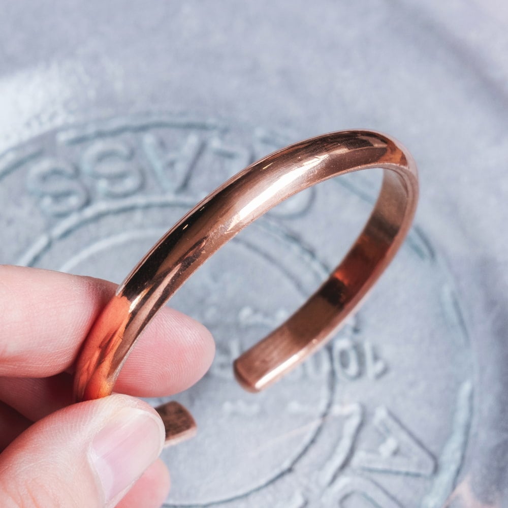 インドの純銅製バングル 丸みのある美しいフォルム　鏡面プレーンデザイン アーユルヴェーダやプージャで親しまれる銅　ユニセックスデザイン6枚目の説明写真です