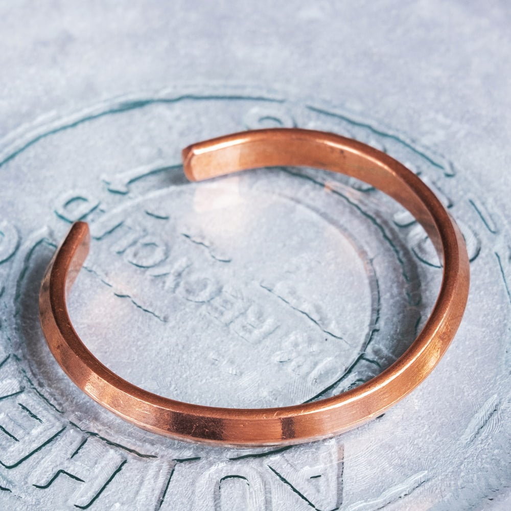 インドの純銅製バングル シク教のカラ(Kara)スタイルのシンプルデザイン　手元に映えるフラットフォルム アーユルヴェーダやプージャで親しまれる銅　ユニセックスデザイン3枚目の説明写真です