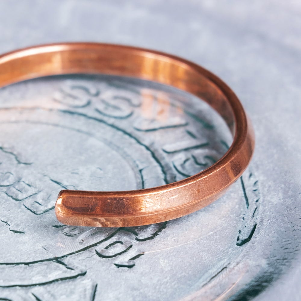 インドの純銅製バングル シク教のカラ(Kara)スタイルのシンプルデザイン　手元に映えるフラットフォルム アーユルヴェーダやプージャで親しまれる銅　ユニセックスデザイン4枚目の説明写真です