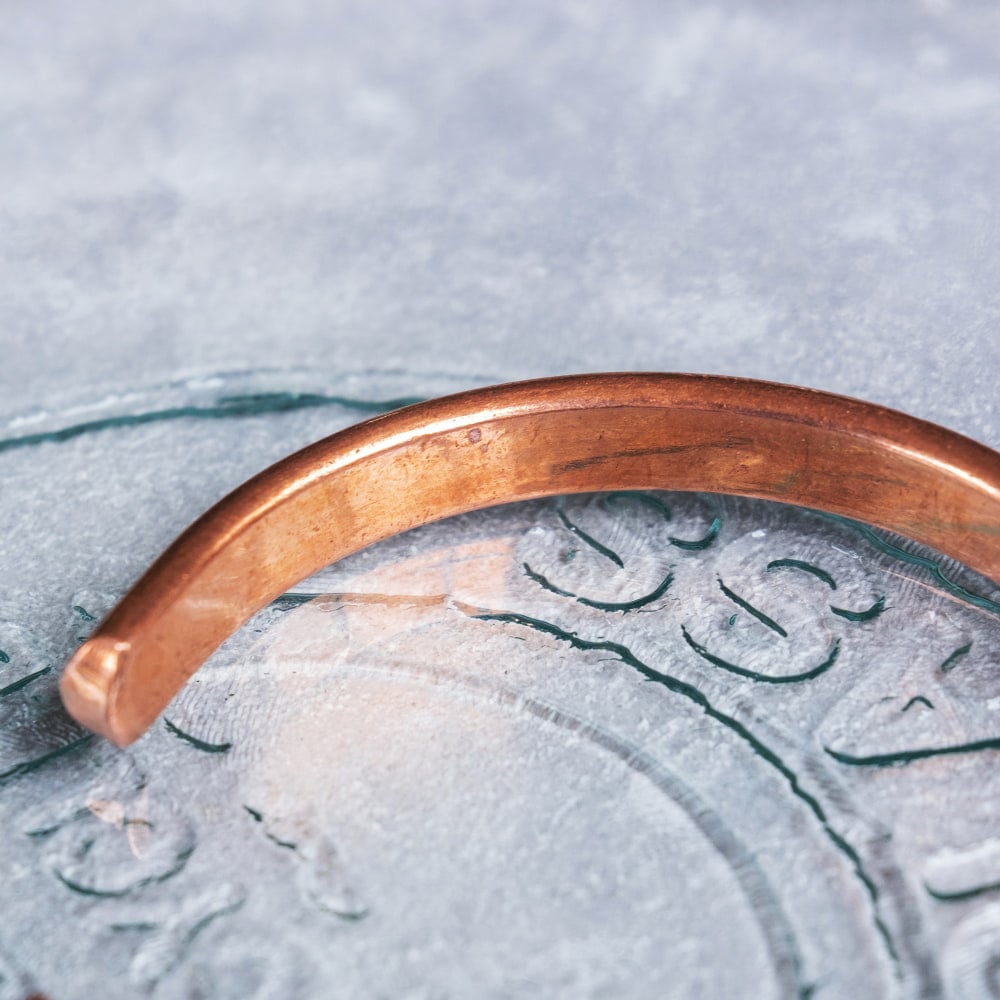 インドの純銅製バングル シク教のカラ(Kara)スタイルのシンプルデザイン　手元に映えるフラットフォルム アーユルヴェーダやプージャで親しまれる銅　ユニセックスデザイン5枚目の説明写真です