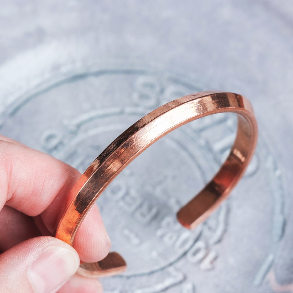 インドの純銅製バングル シク教のカラ(Kara)スタイルのシンプルデザイン　手元に映えるフラットフォルム アーユルヴェーダやプージャで親しまれる銅　ユニセックスデザイン6枚目の説明写真です