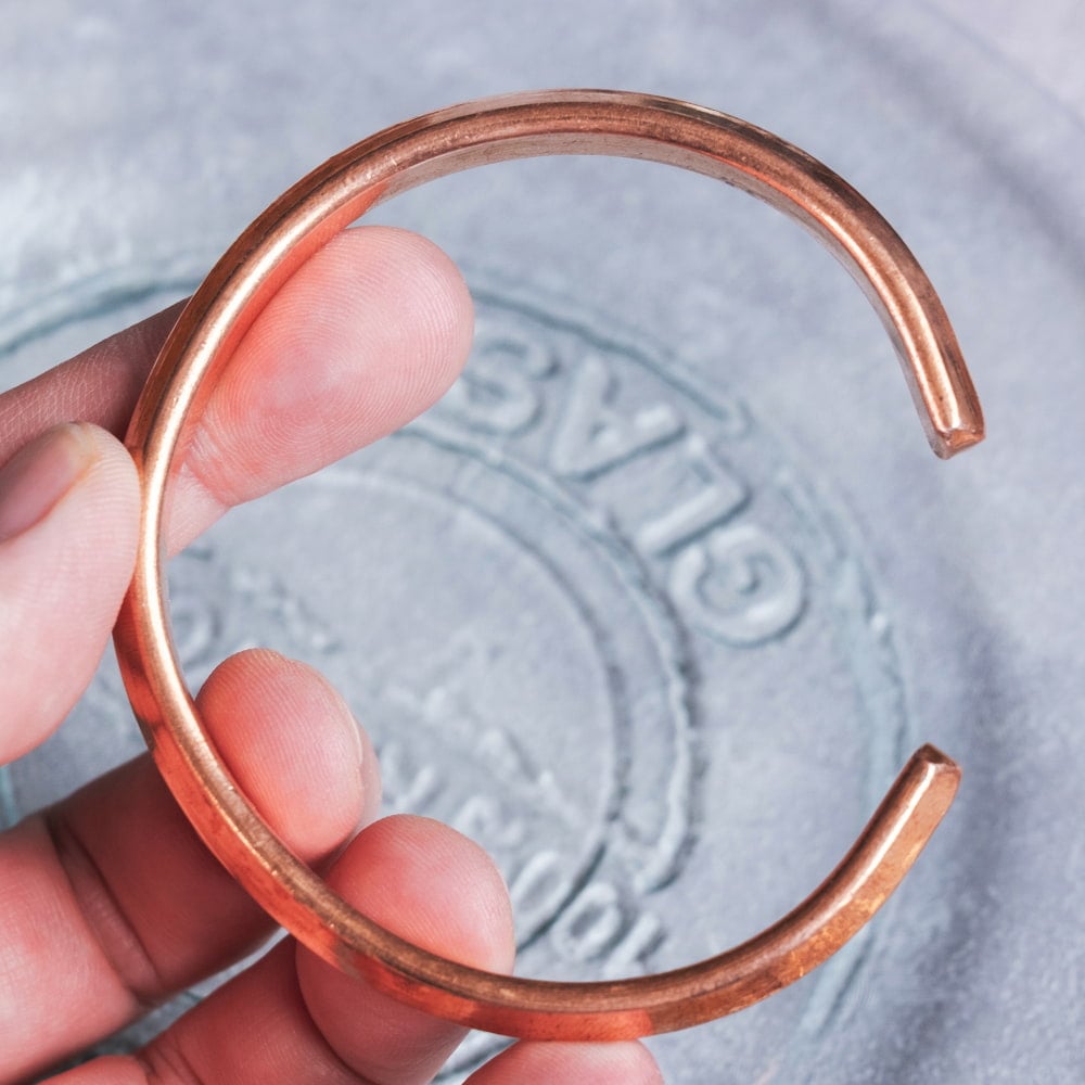 インドの純銅製バングル シク教のカラ(Kara)スタイルのシンプルデザイン　手元に映えるフラットフォルム アーユルヴェーダやプージャで親しまれる銅　ユニセックスデザイン7枚目の説明写真です