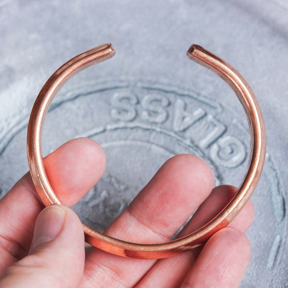 インドの純銅製バングル シク教のカラ(Kara)スタイルのシンプルデザイン　手元に映えるフラットフォルム アーユルヴェーダやプージャで親しまれる銅　ユニセックスデザイン8枚目の説明写真です