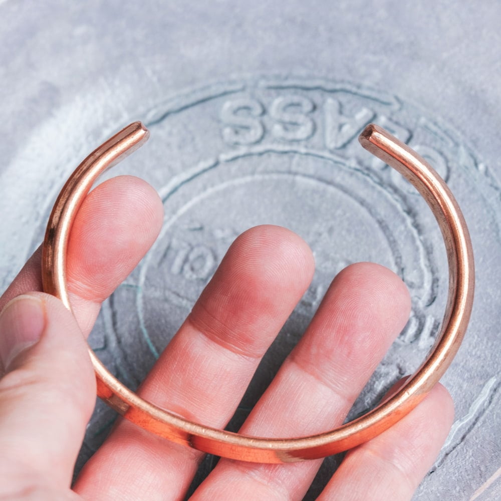 インドの純銅製バングル シク教のカラ(Kara)スタイルのシンプルデザイン　手元に映えるフラットフォルム アーユルヴェーダやプージャで親しまれる銅　ユニセックスデザイン9枚目の説明写真です