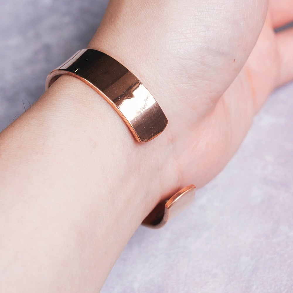 インドの純銅製バングル さり気ないオーンが手元を彩る　鏡面プレーンデザイン マグネット6個内蔵  アーユルヴェーダやプージャで親しまれる銅 ユニセックス2枚目の説明写真です