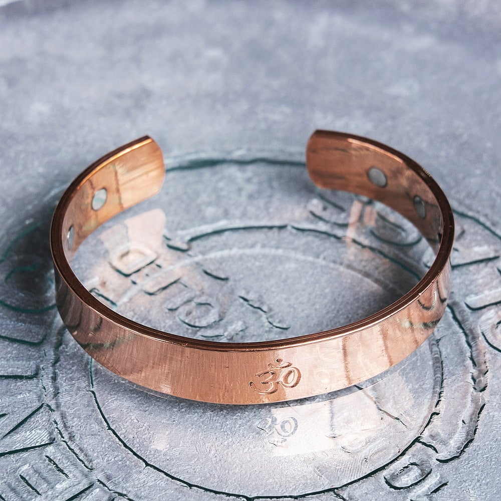 インドの純銅製バングル さり気ないオーンが手元を彩る　鏡面プレーンデザイン マグネット6個内蔵  アーユルヴェーダやプージャで親しまれる銅 ユニセックス3枚目の説明写真です