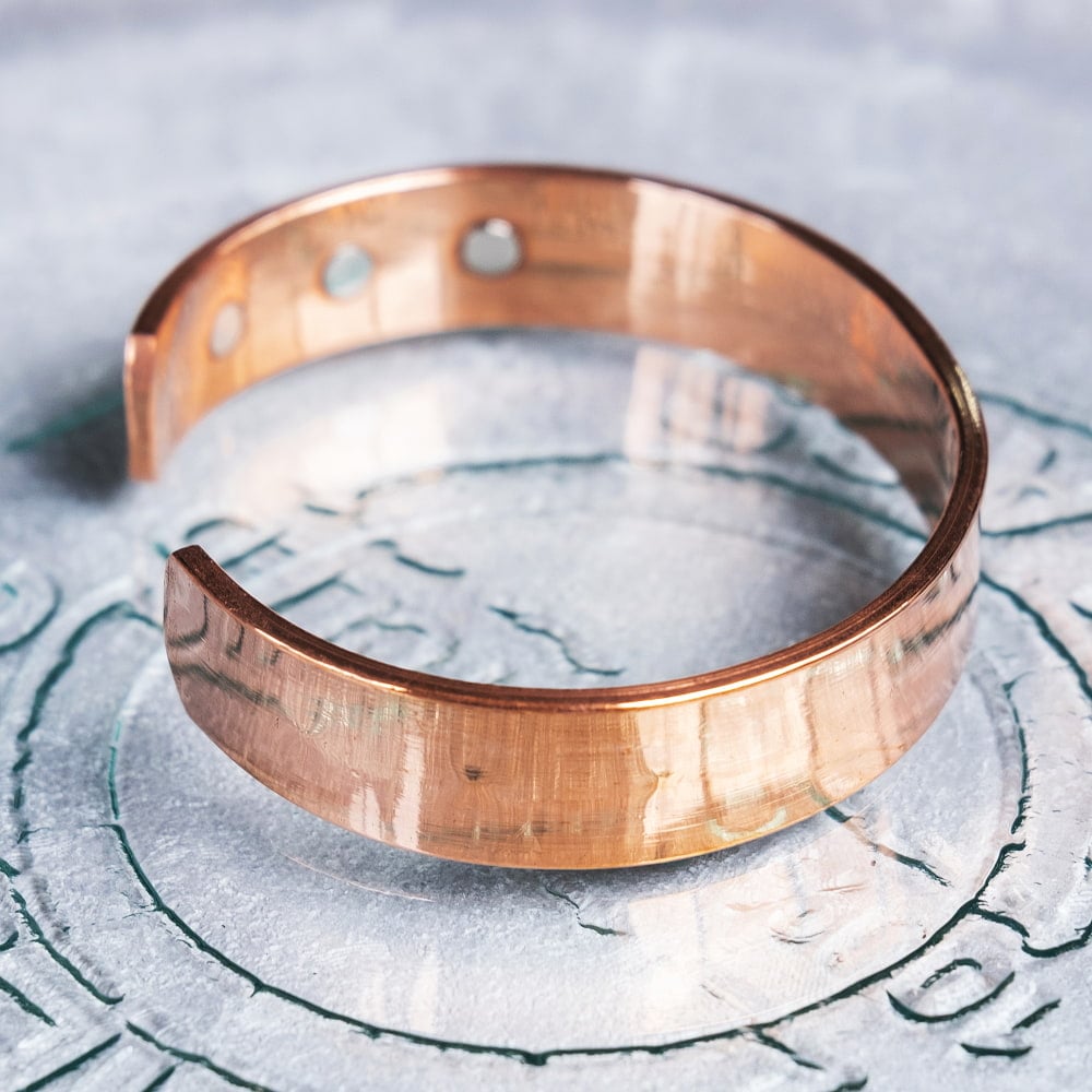 インドの純銅製バングル さり気ないオーンが手元を彩る　鏡面プレーンデザイン マグネット6個内蔵  アーユルヴェーダやプージャで親しまれる銅 ユニセックス4枚目の説明写真です