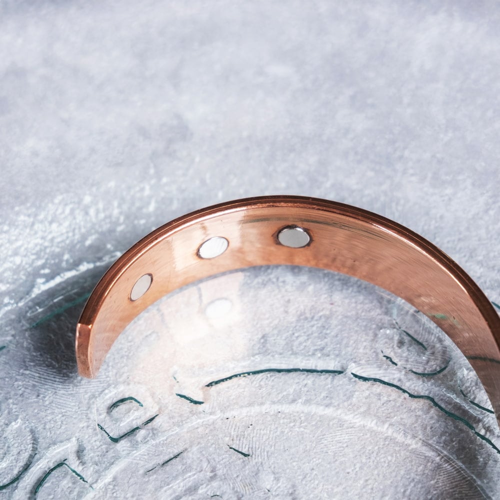 インドの純銅製バングル さり気ないオーンが手元を彩る　鏡面プレーンデザイン マグネット6個内蔵  アーユルヴェーダやプージャで親しまれる銅 ユニセックス5枚目の説明写真です