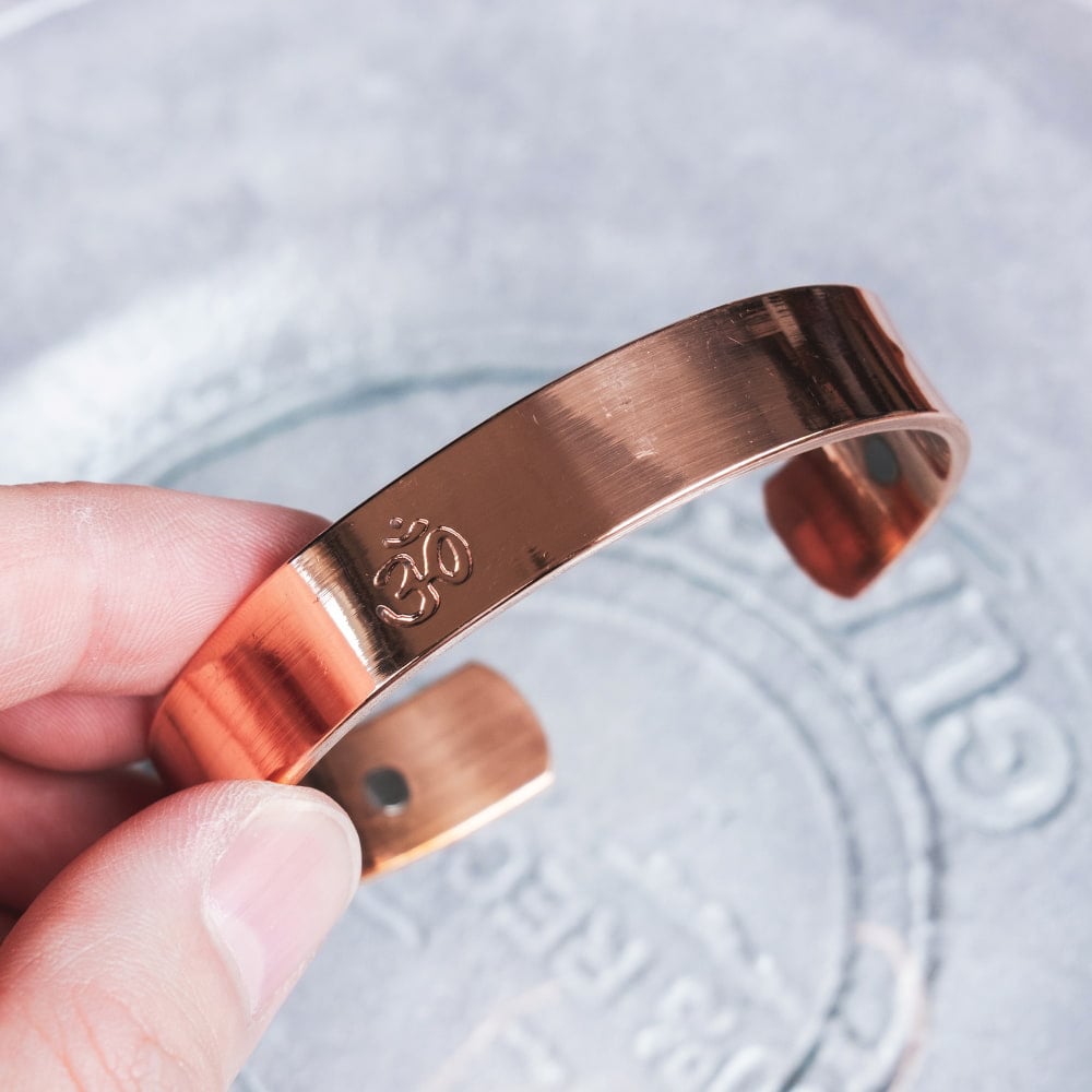 インドの純銅製バングル さり気ないオーンが手元を彩る　鏡面プレーンデザイン マグネット6個内蔵  アーユルヴェーダやプージャで親しまれる銅 ユニセックス6枚目の説明写真です