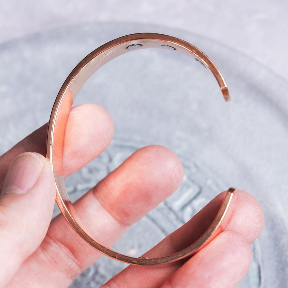 インドの純銅製バングル さり気ないオーンが手元を彩る　鏡面プレーンデザイン マグネット6個内蔵  アーユルヴェーダやプージャで親しまれる銅 ユニセックス7枚目の説明写真です