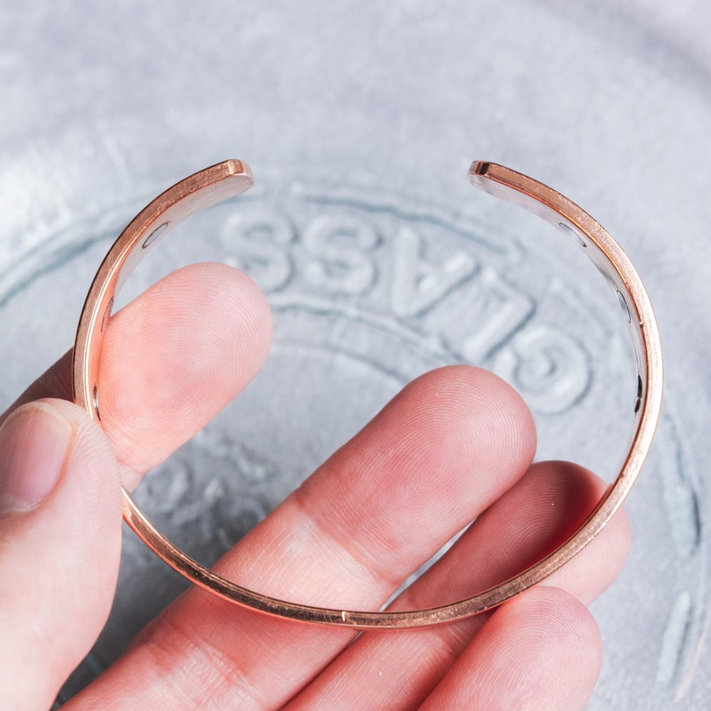 インドの純銅製バングル さり気ないオーンが手元を彩る　鏡面プレーンデザイン マグネット6個内蔵  アーユルヴェーダやプージャで親しまれる銅 ユニセックス8枚目の説明写真です