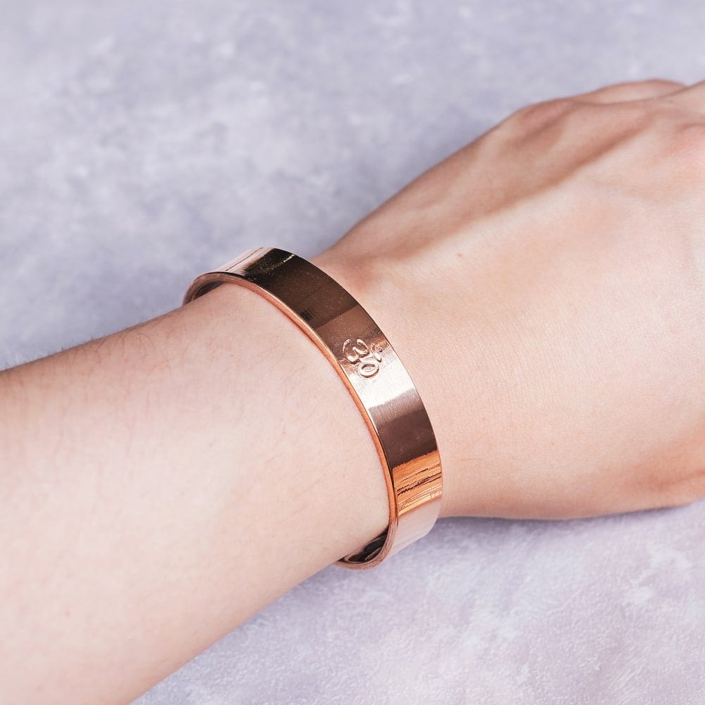 インドの純銅製バングル さり気ないオーンが手元を彩る　鏡面プレーンデザイン マグネット6個内蔵  アーユルヴェーダやプージャで親しまれる銅 ユニセックス1枚目の説明写真です