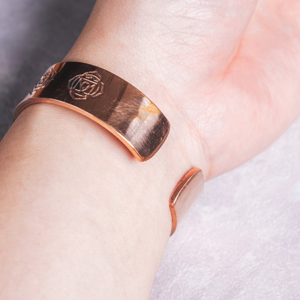 インドの純銅製バングル セブンチャクラが手元を彩る　鏡面プレーンデザイン マグネット6個内蔵 アーユルヴェーダや瞑想の空気感をまとう　ユニセックス2枚目の説明写真です