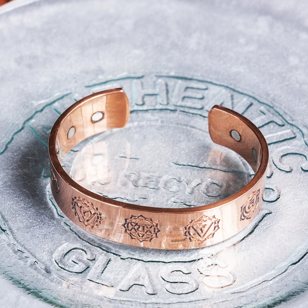 インドの純銅製バングル セブンチャクラが手元を彩る　鏡面プレーンデザイン マグネット6個内蔵 アーユルヴェーダや瞑想の空気感をまとう　ユニセックス3枚目の説明写真です