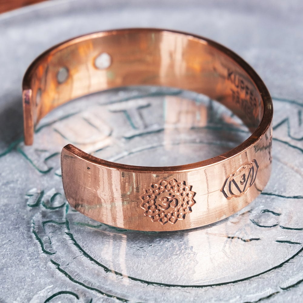 インドの純銅製バングル セブンチャクラが手元を彩る　鏡面プレーンデザイン マグネット6個内蔵 アーユルヴェーダや瞑想の空気感をまとう　ユニセックス4枚目の説明写真です